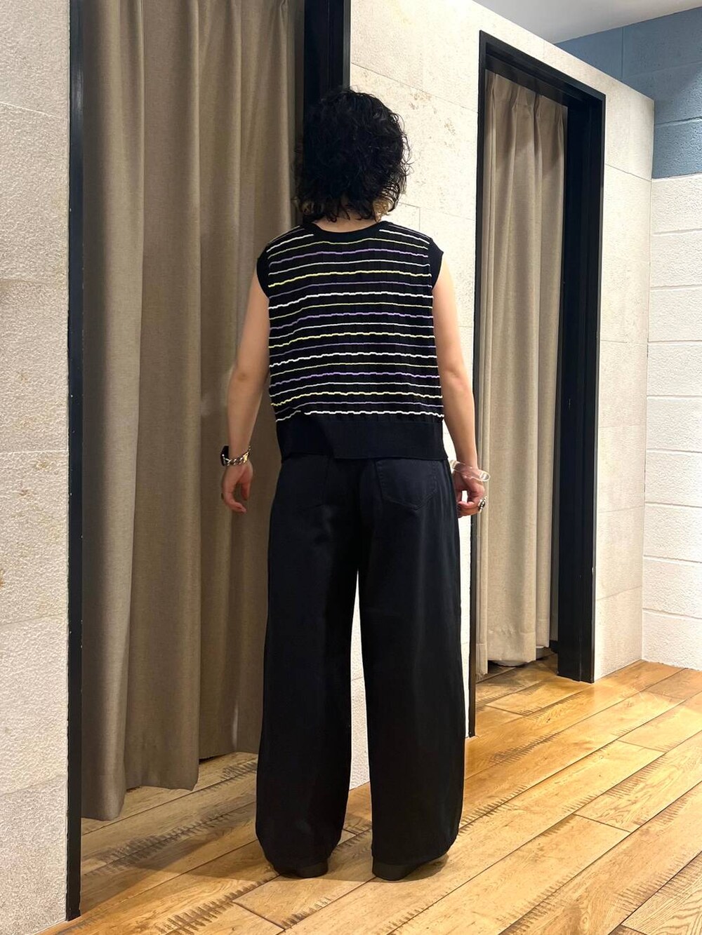 ブラック系のサンダル、ブラック系のTシャツ/カットソーを着用したレディースの夏コーディネートの3枚目の写真