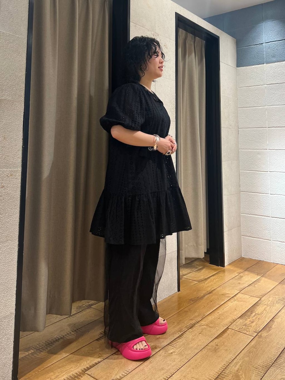 ピンク系のサンダル、ブラック系のその他パンツ、ブラック系のその他パンツを着用したレディースの夏コーディネートの4枚目の写真