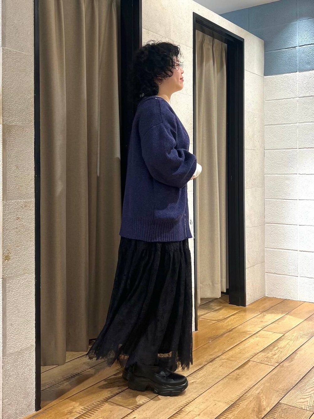 ブラック系のブーツ、ホワイト系のTシャツ/カットソー、ブルー系のカーディガン/ボレロを着用したレディースの冬コーディネートの4枚目の写真