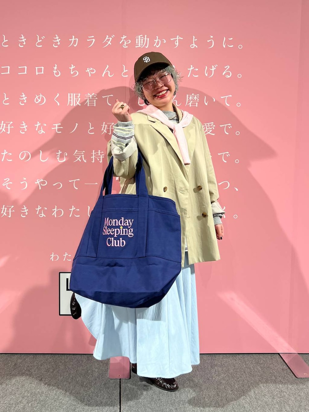 グレー系のTシャツ/カットソー、ブラウン系のローファー、ピンク系のTシャツ/カットソーを着用したレディースの冬コーディネートの4枚目の写真