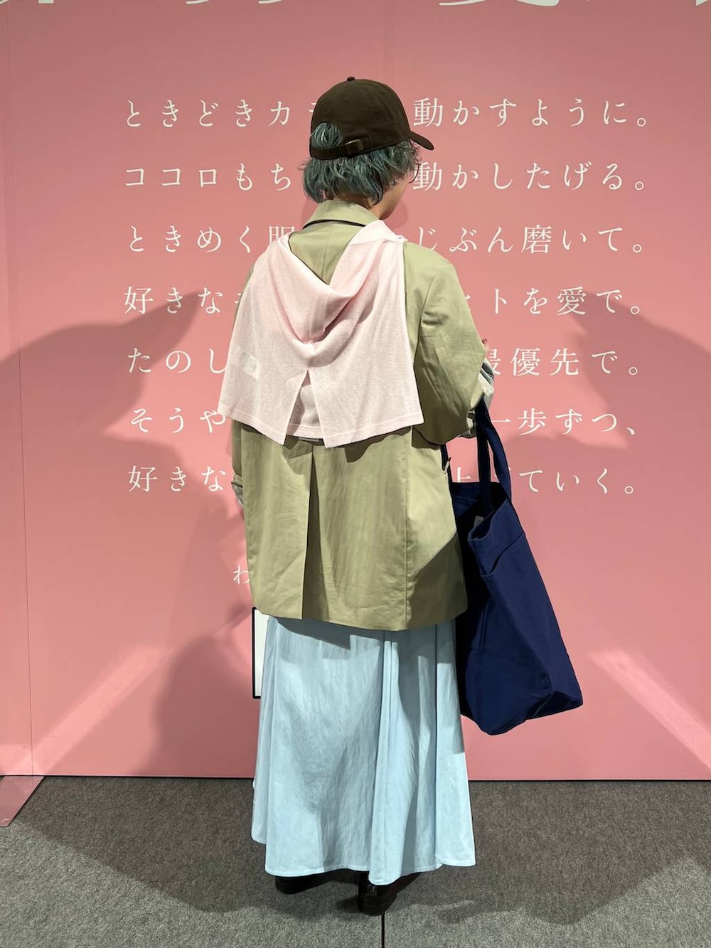 グレー系のTシャツ/カットソー、ブラウン系のローファー、ピンク系のTシャツ/カットソーを着用したレディースの冬コーディネートの2枚目の写真