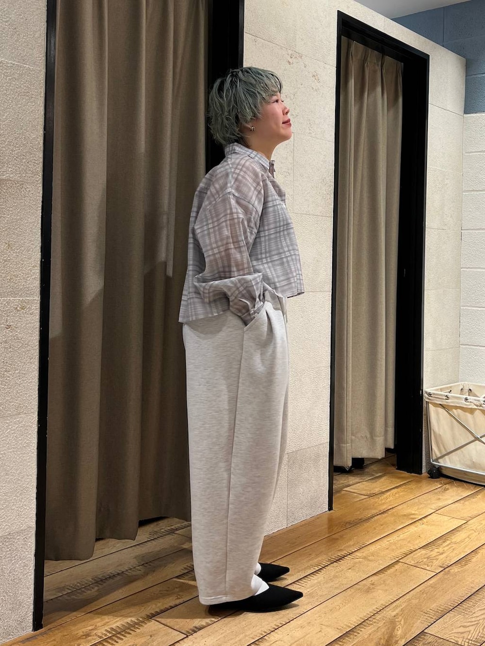 グレー系のスウェットパンツ、その他のシャツ/ブラウス、ブラック系のパンプスを着用したレディースの春コーディネートの4枚目の写真