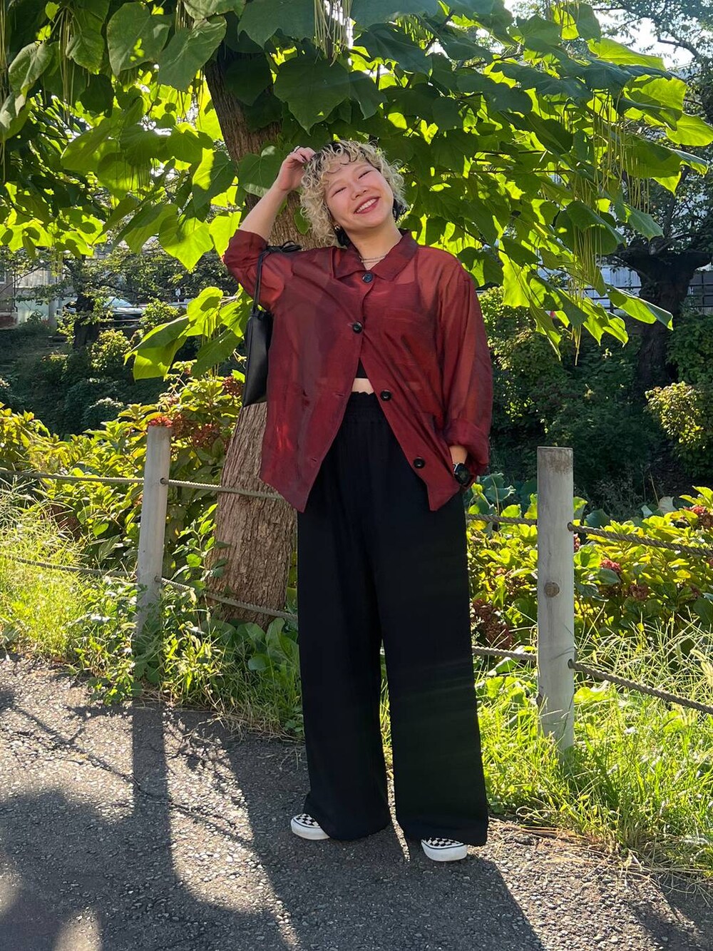 ブラック系のその他パンツ、レッド系のシャツ/ブラウスを着用したレディースの秋コーディネートの3枚目の写真