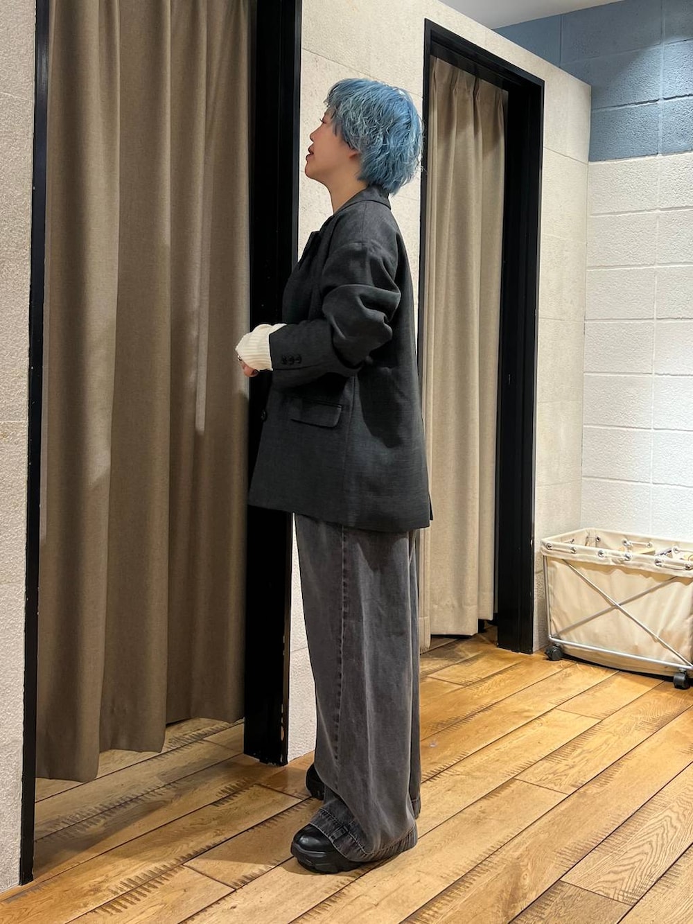 ブラック系のブーツ、ブラック系のニット/セーター、ブラック系のデニムパンツを着用したレディースの冬コーディネートの2枚目の写真