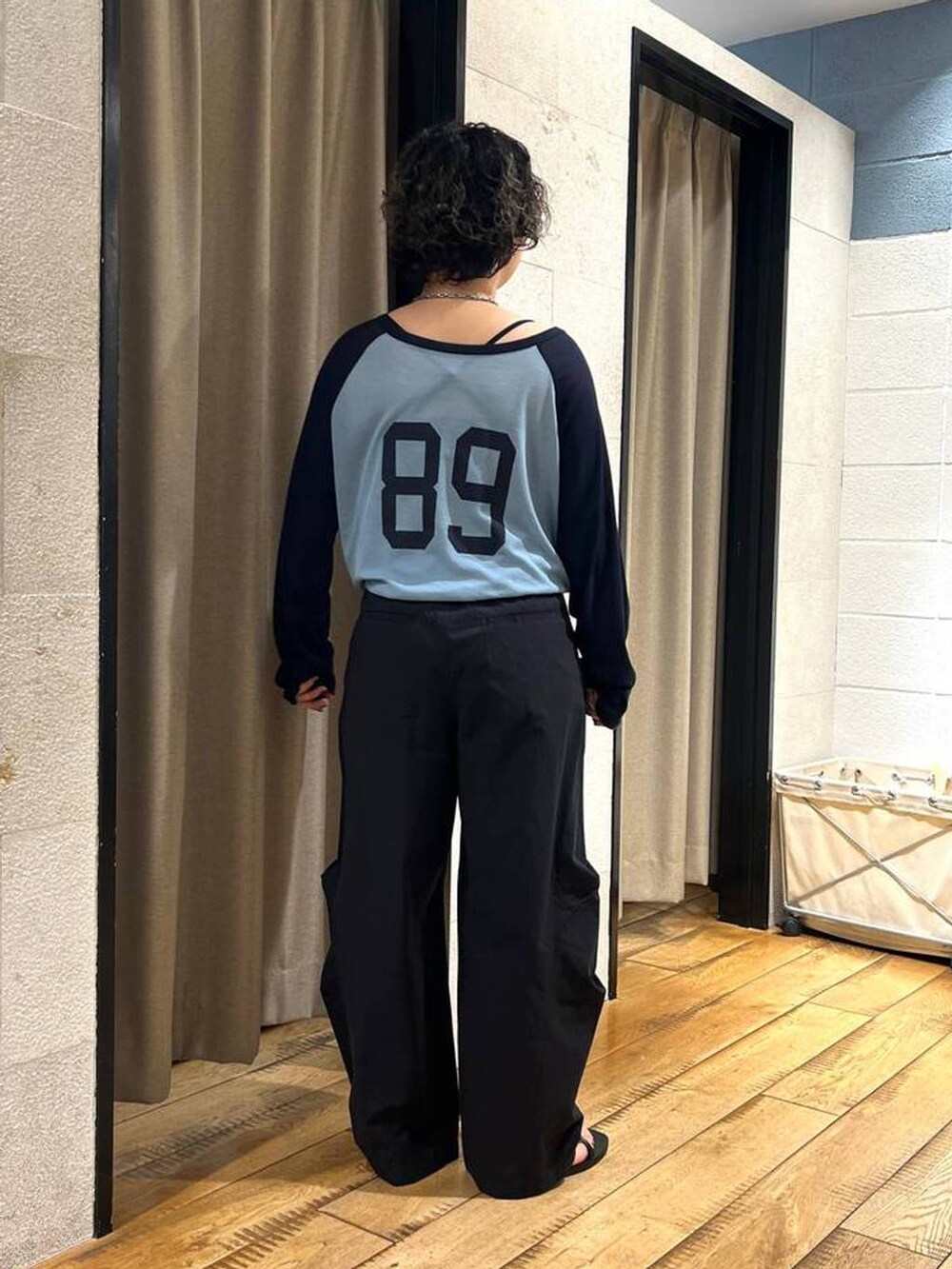 ブラック系のその他パンツ、ブルー系のTシャツ/カットソー、ブラック系のサンダルを着用したレディースの夏コーディネートの3枚目の写真