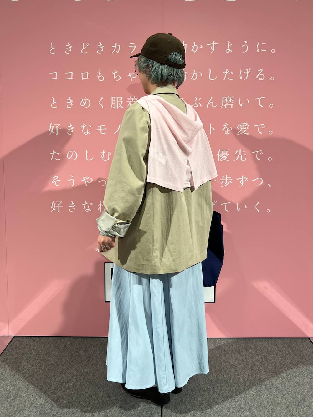 グレー系のTシャツ/カットソー、ブラウン系のローファー、ピンク系のTシャツ/カットソーを着用したレディースの冬コーディネートの3枚目の写真