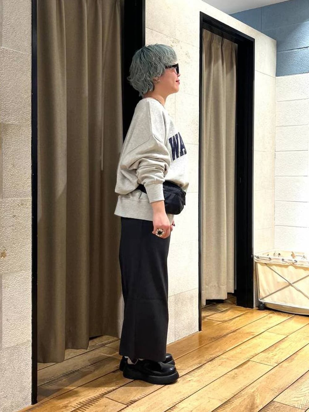 グレー系のスカート、ブラック系のサンダル、ブラック系のボディバッグ/ウエストポーチを着用したレディースの冬コーディネートの4枚目の写真