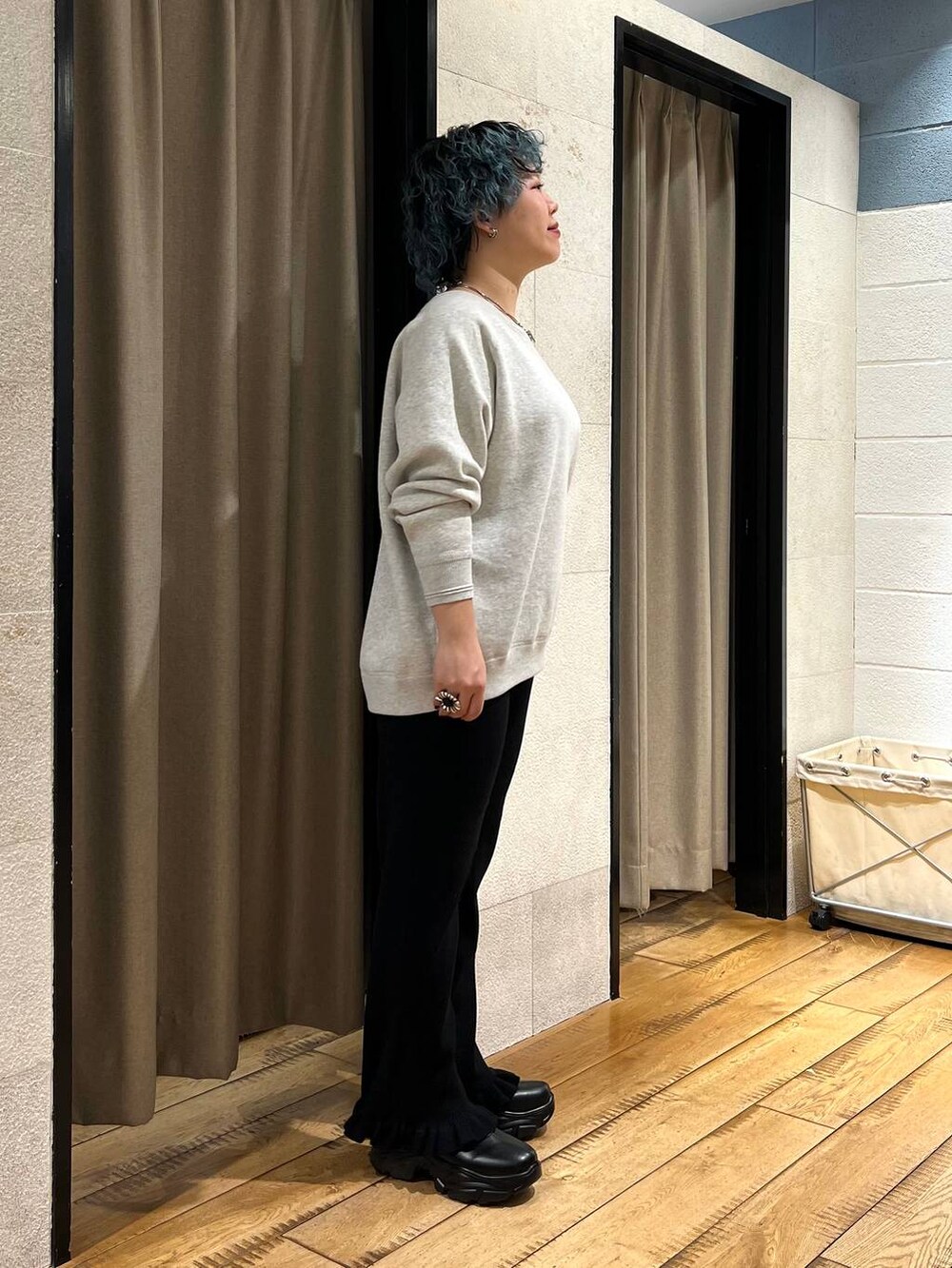 ブラック系のブーツ、グレー系のニット/セーター、ブラック系のその他パンツを着用したレディースの秋コーディネートの4枚目の写真