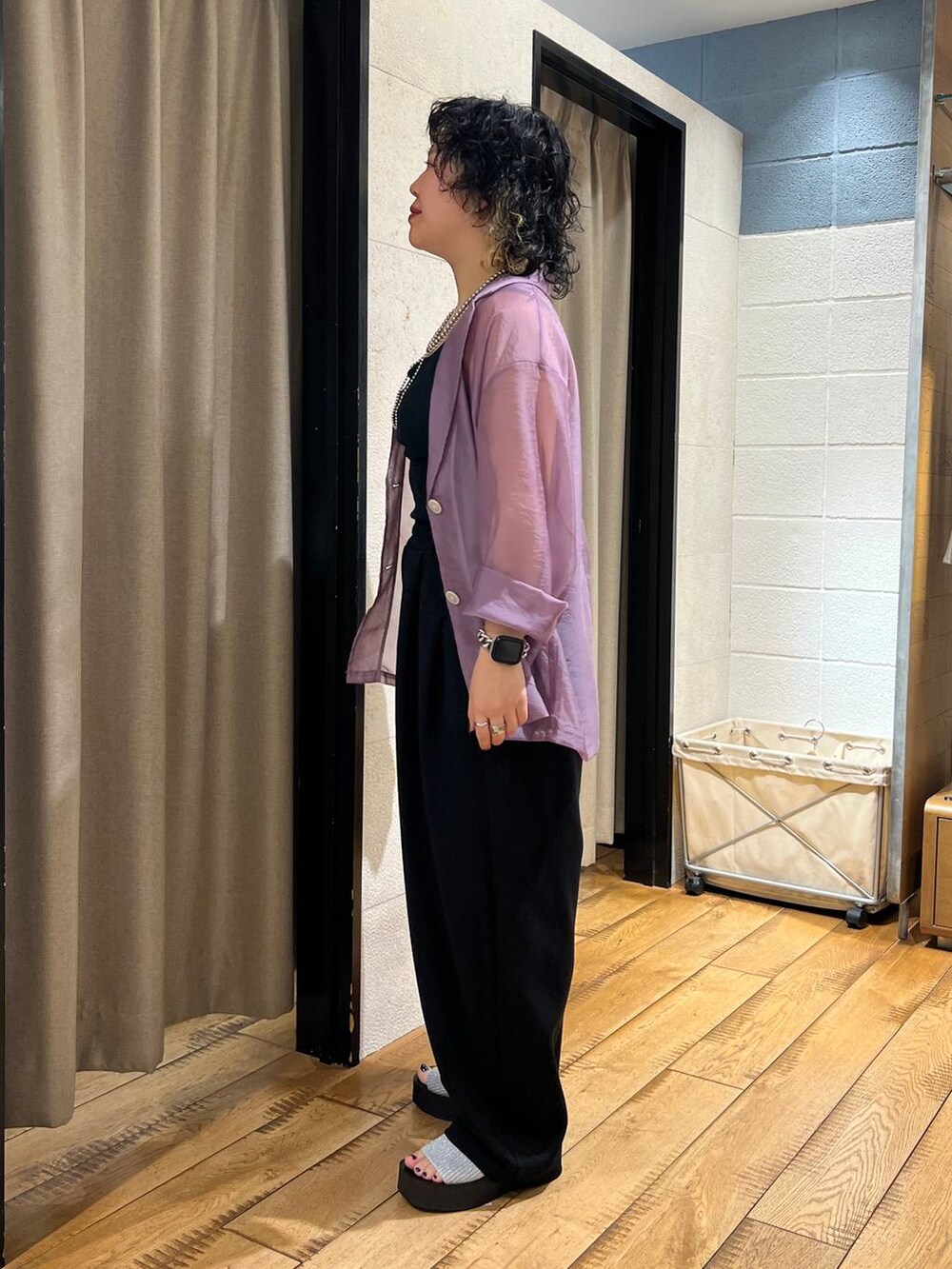 ブラック系のTシャツ/カットソー、パープル系のテーラードジャケット、シルバー系のサンダルを着用したレディースの夏コーディネートの2枚目の写真