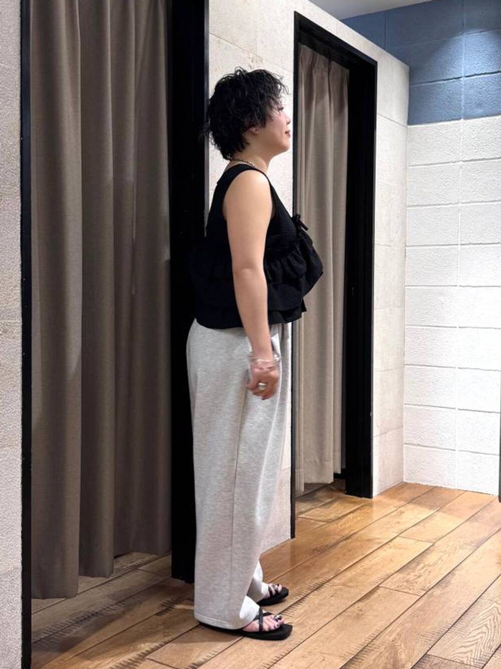 グレー系のスウェットパンツ、ブラック系のサンダル、ブラック系のシャツ/ブラウスを着用したレディースの夏コーディネートの4枚目の写真