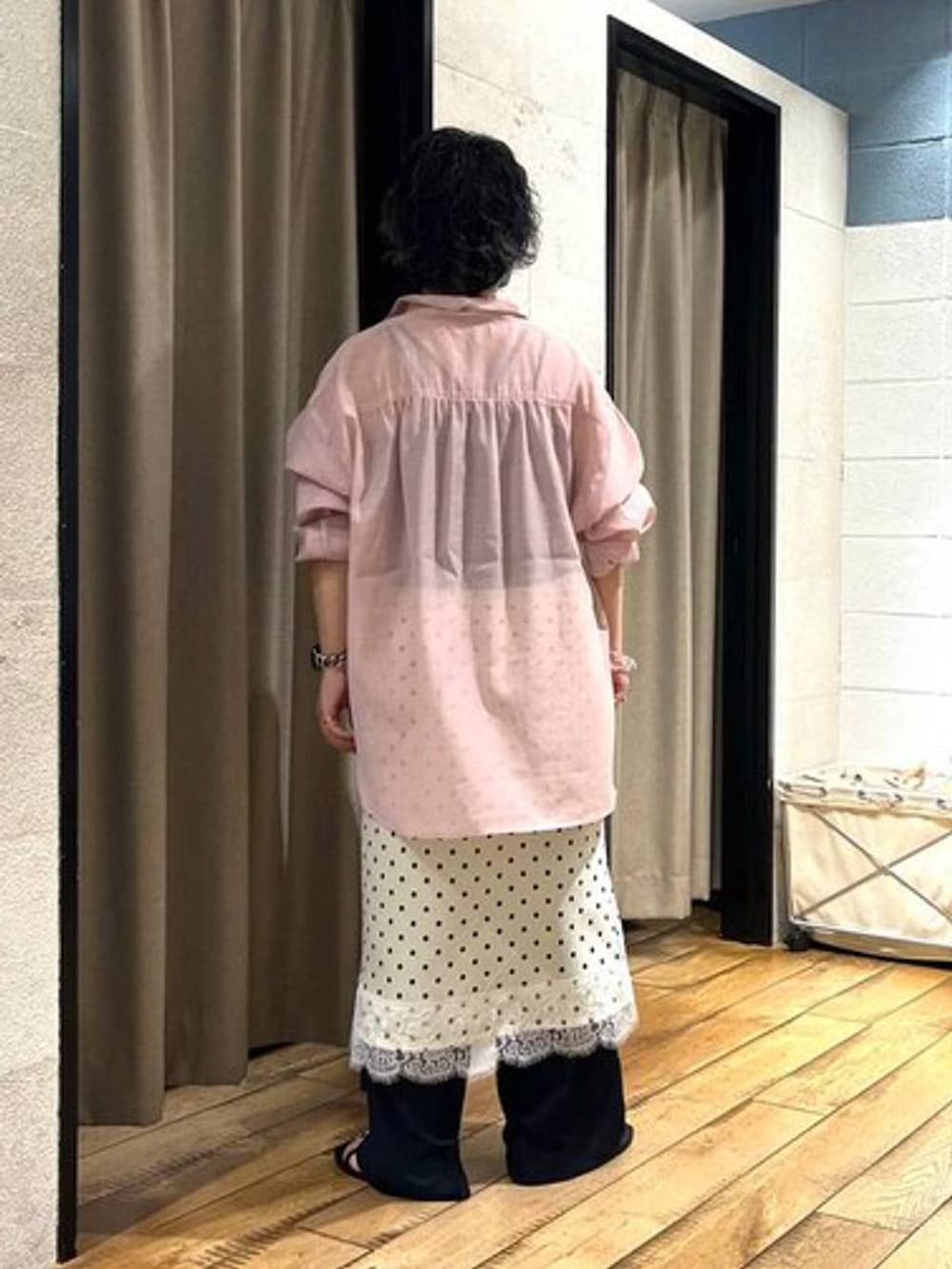 ブラック系のTシャツ/カットソー、ピンク系のシャツ/ブラウス、ブルー系のスラックスを着用したレディースの夏コーディネートの3枚目の写真