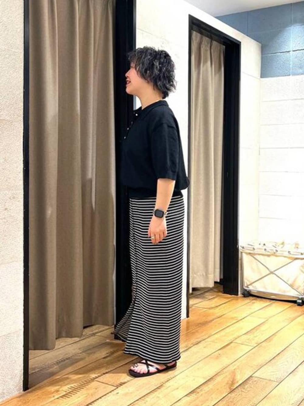 ブラック系のサンダル、ブラック系のTシャツ/カットソー、ブラック系のスカートを着用したレディースの夏コーディネートの2枚目の写真