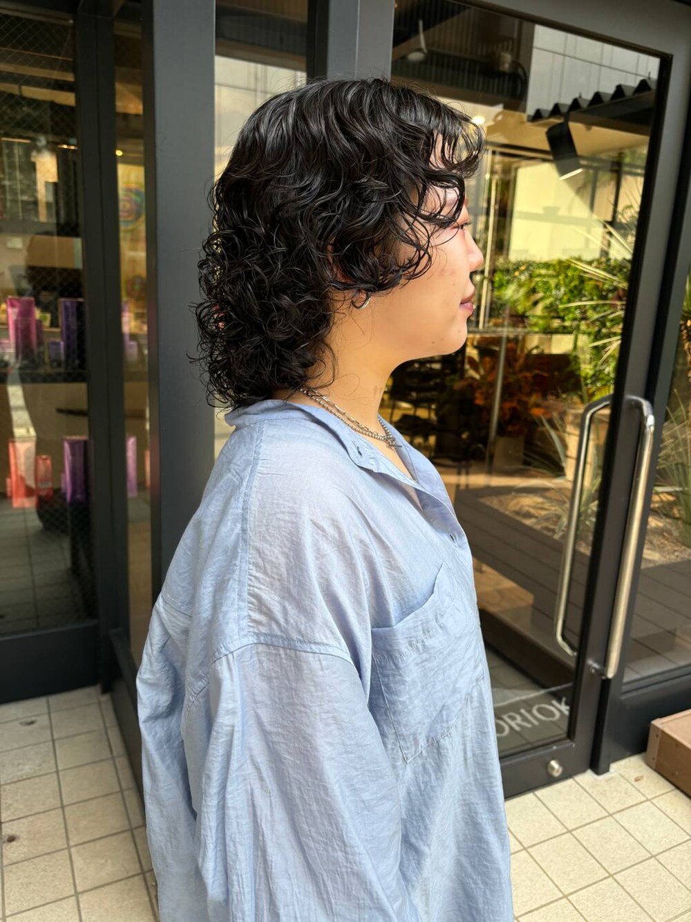 ブラック系のTシャツ/カットソー、ブルー系のシャツ/ブラウス、シルバー系のネックレスを着用したレディースの秋コーディネートの4枚目の写真