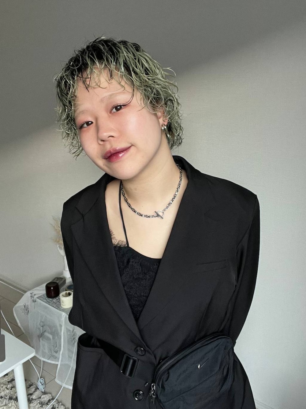 シルバー系のネックレスを着用したレディースの春コーディネートの2枚目の写真