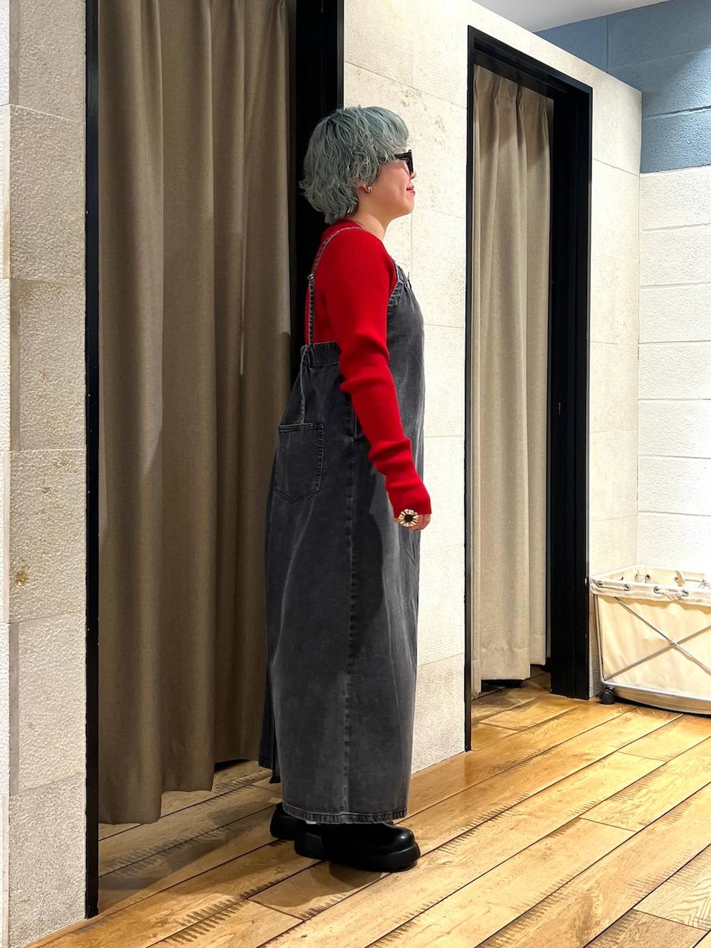 ブラック系のサンダル、ブラック系のワンピース、レッド系のTシャツ/カットソーを着用したレディースの冬コーディネートの4枚目の写真