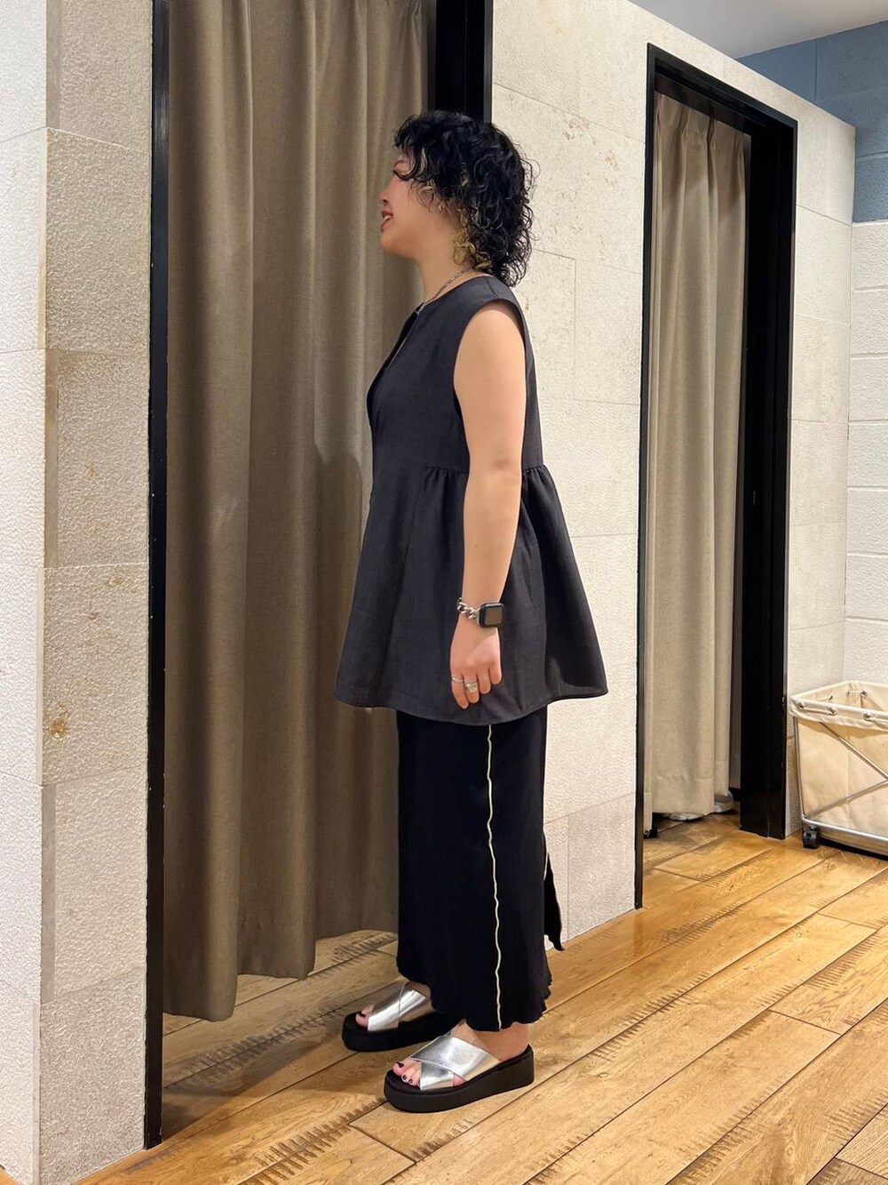 ブラック系のTシャツ/カットソー、シルバー系のサンダル、グレー系のその他アウターを着用したレディースの夏コーディネートの2枚目の写真