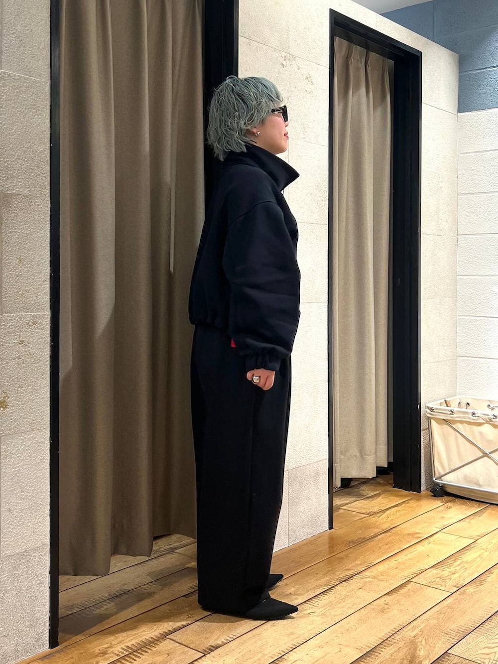 ブラック系のスウェットパンツ、ブラック系のパンプス、レッド系のボディバッグ/ウエストポーチを着用したレディースの冬コーディネートの4枚目の写真