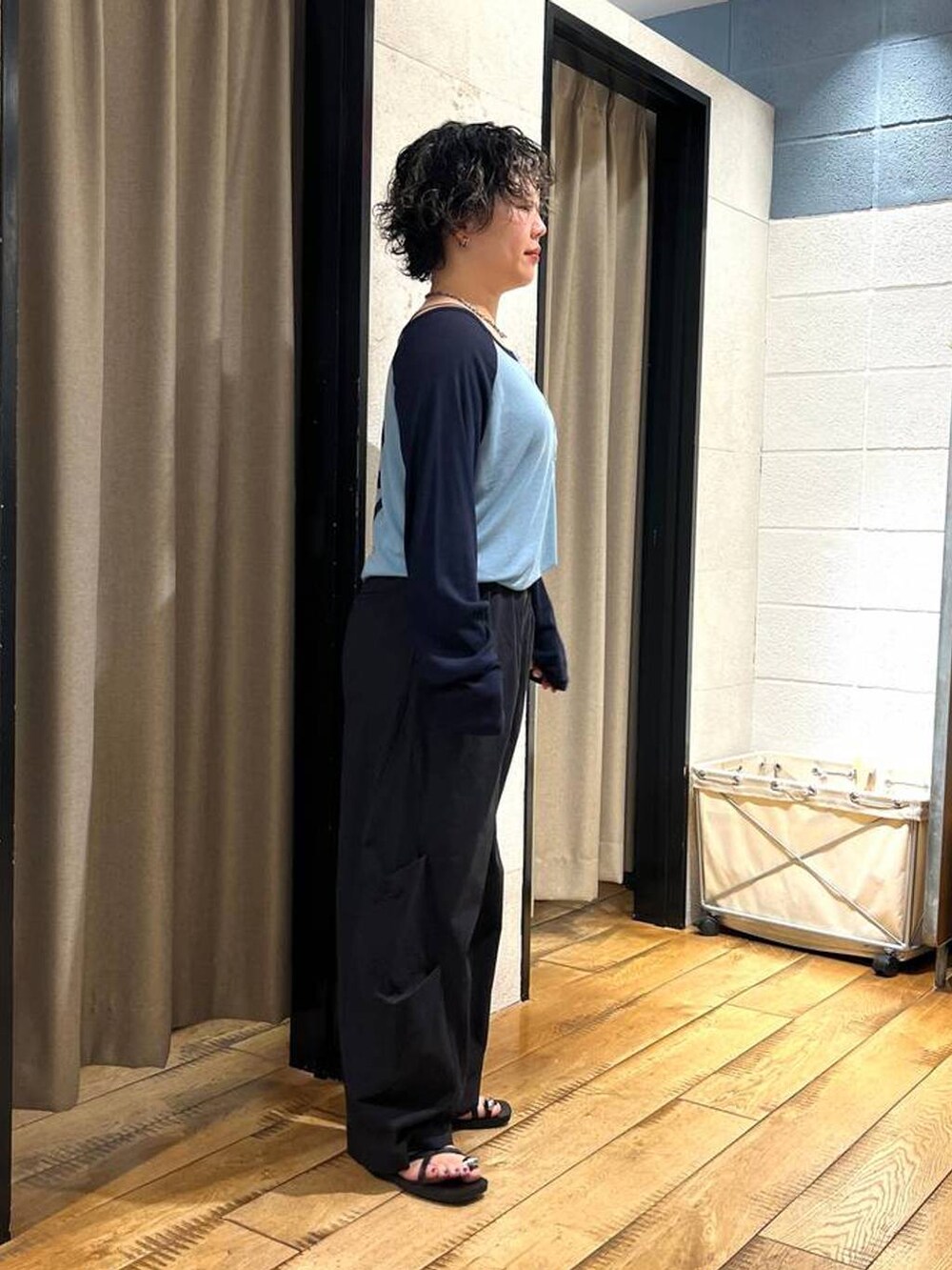 ブラック系のその他パンツ、ブルー系のTシャツ/カットソー、ブラック系のサンダルを着用したレディースの夏コーディネートの4枚目の写真
