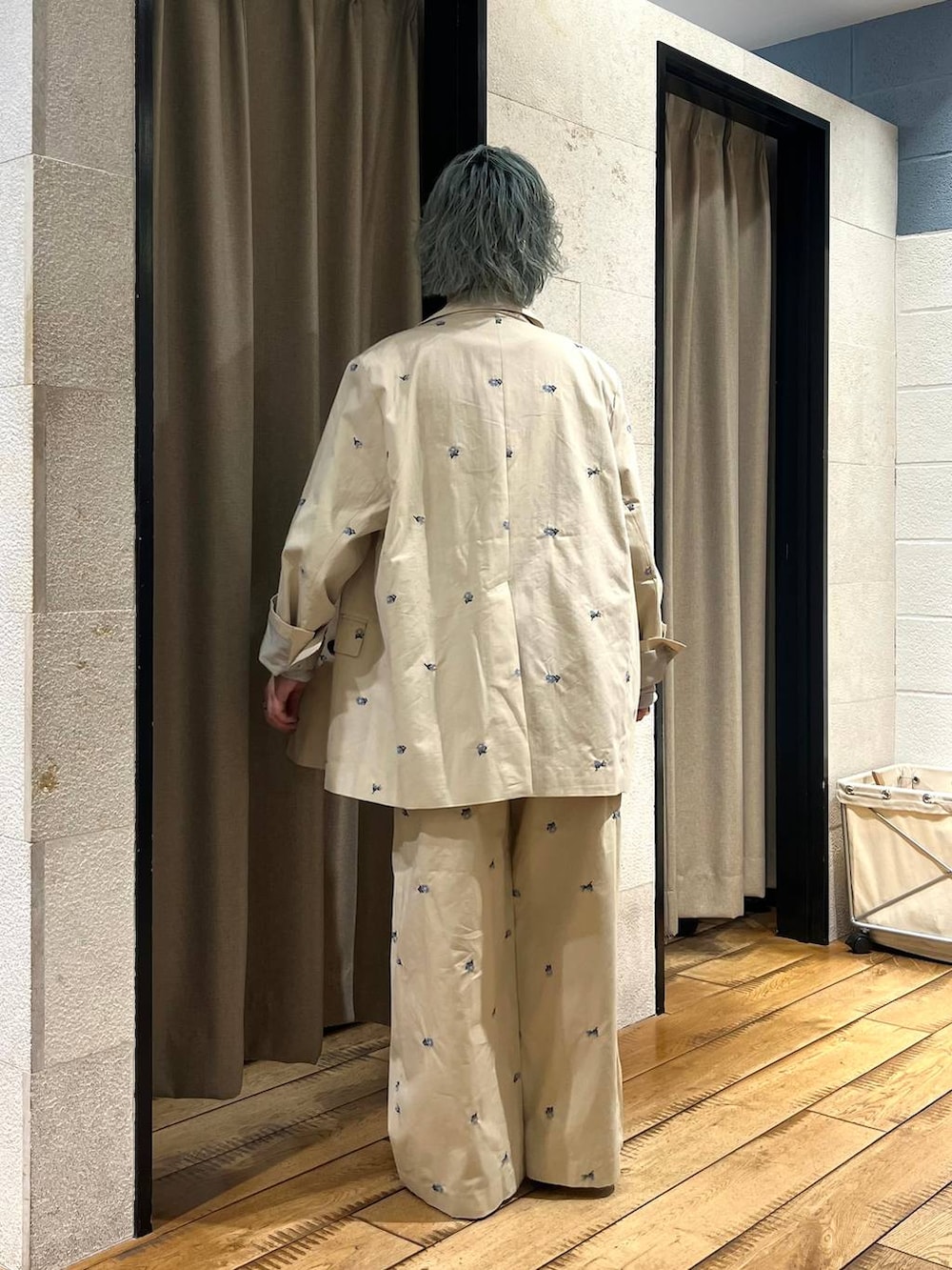 グレー系のTシャツ/カットソー、ブラック系のパンプス、ベージュ系のその他アウターを着用したレディースの冬コーディネートの3枚目の写真