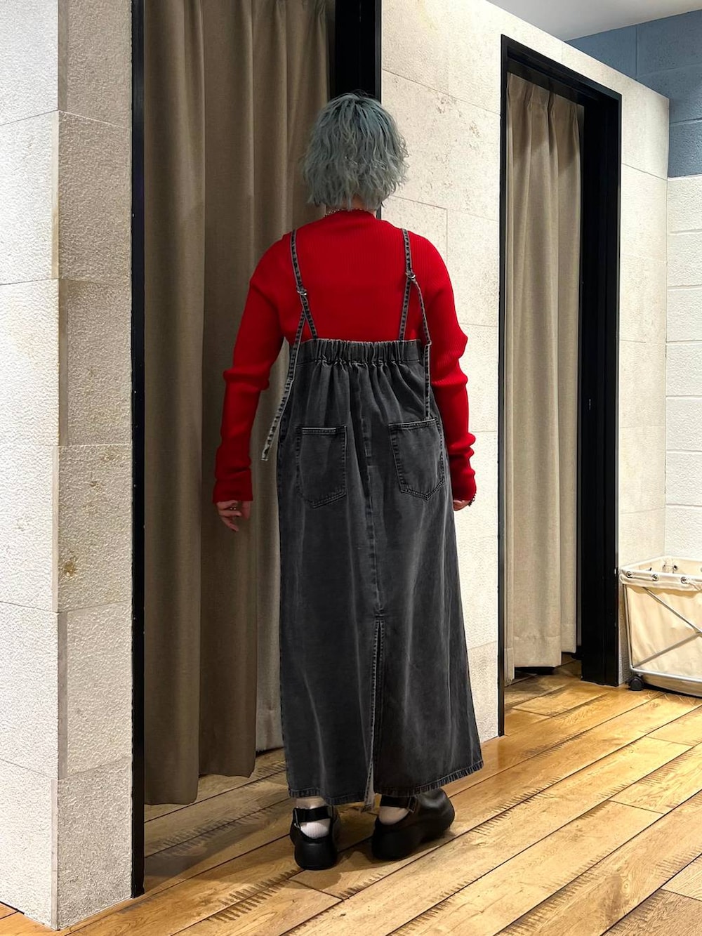 ブラック系のサンダル、ブラック系のワンピース、レッド系のTシャツ/カットソーを着用したレディースの冬コーディネートの3枚目の写真