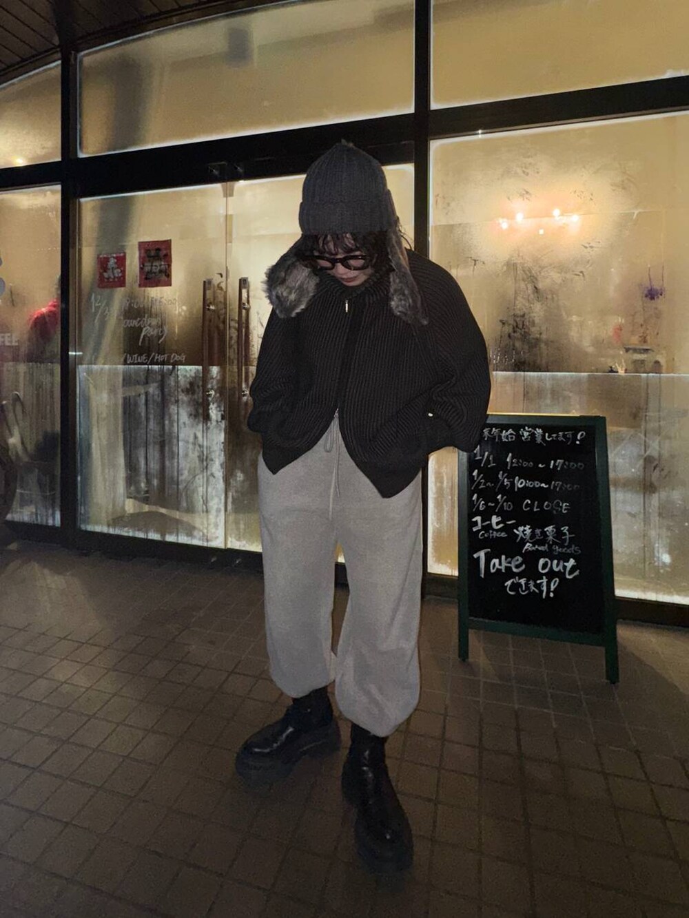 ブラック系のカーディガン/ボレロ、ブラック系のブーツ、グレー系のスウェットパンツを着用したレディースの冬コーディネートの2枚目の写真