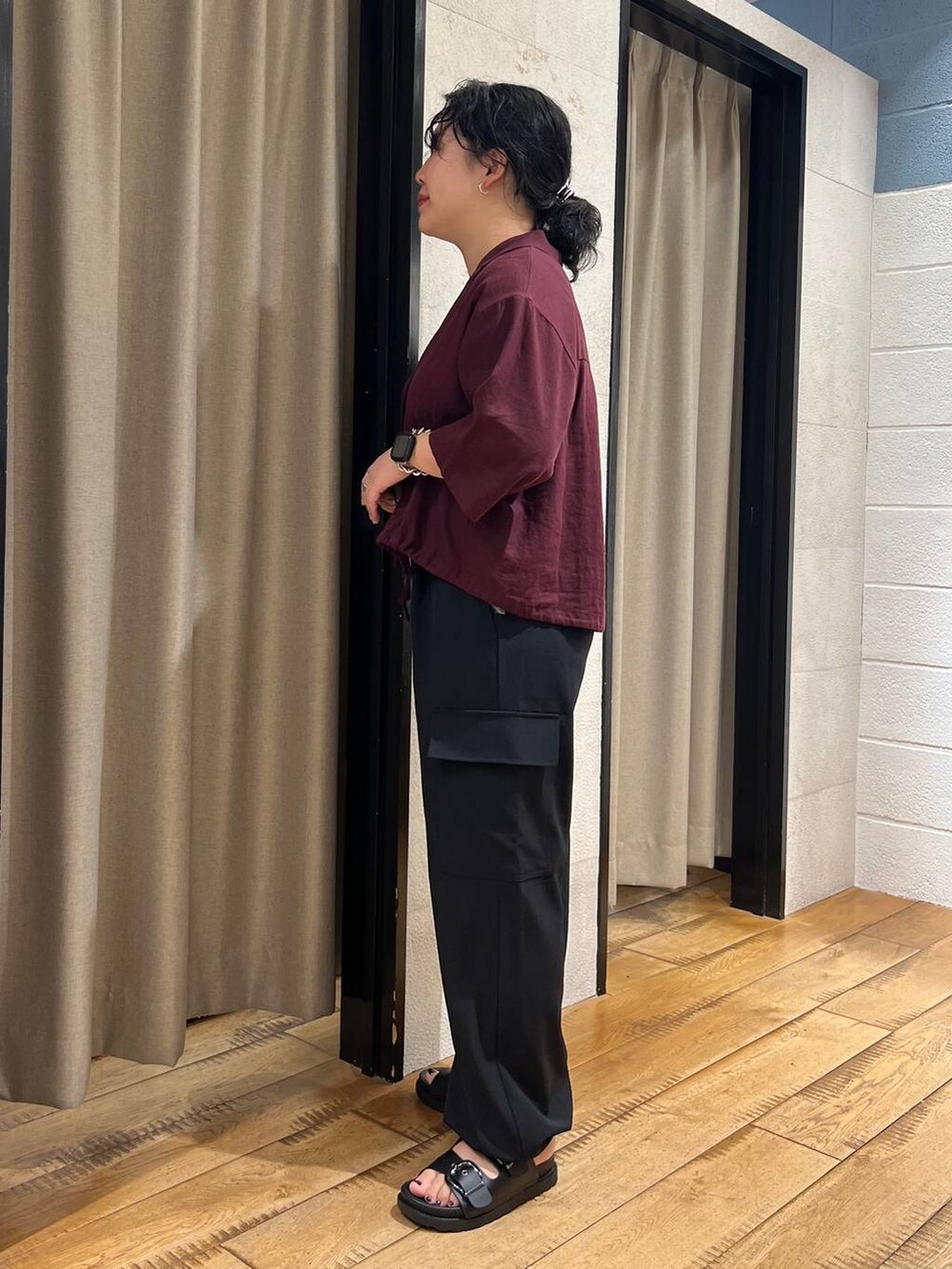 ブラック系のTシャツ/カットソー、ブラウン系のシャツ/ブラウス、ブラック系のサンダルを着用したレディースの夏コーディネートの2枚目の写真