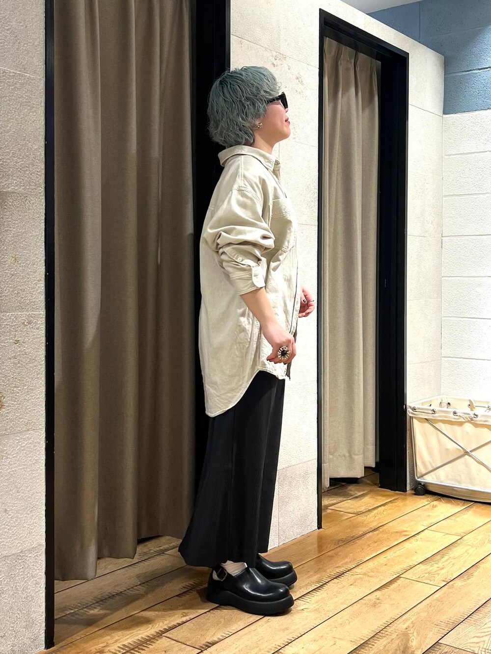 グレー系のスカート、ベージュ系のシャツ/ブラウス、ブラック系のサンダルを着用したレディースの冬コーディネートの4枚目の写真