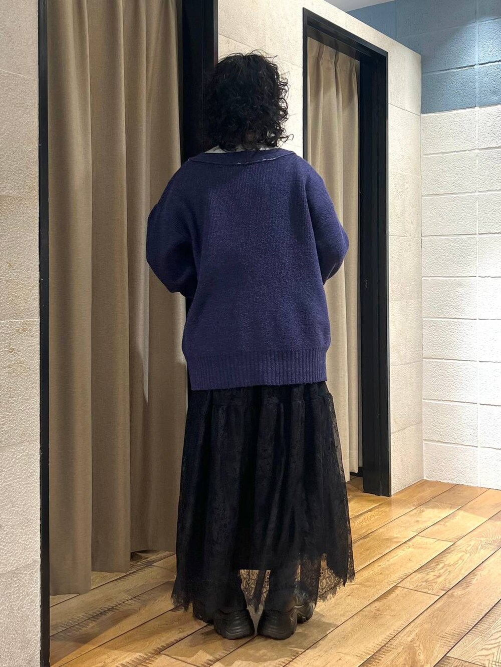 ブラック系のブーツ、ホワイト系のTシャツ/カットソー、ブルー系のカーディガン/ボレロを着用したレディースの冬コーディネートの3枚目の写真