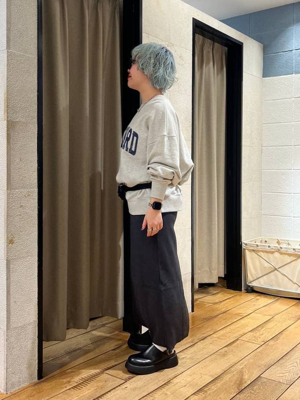 グレー系のスカート、ブラック系のサンダル、ブラック系のボディバッグ/ウエストポーチを着用したレディースの冬コーディネートの2枚目の写真