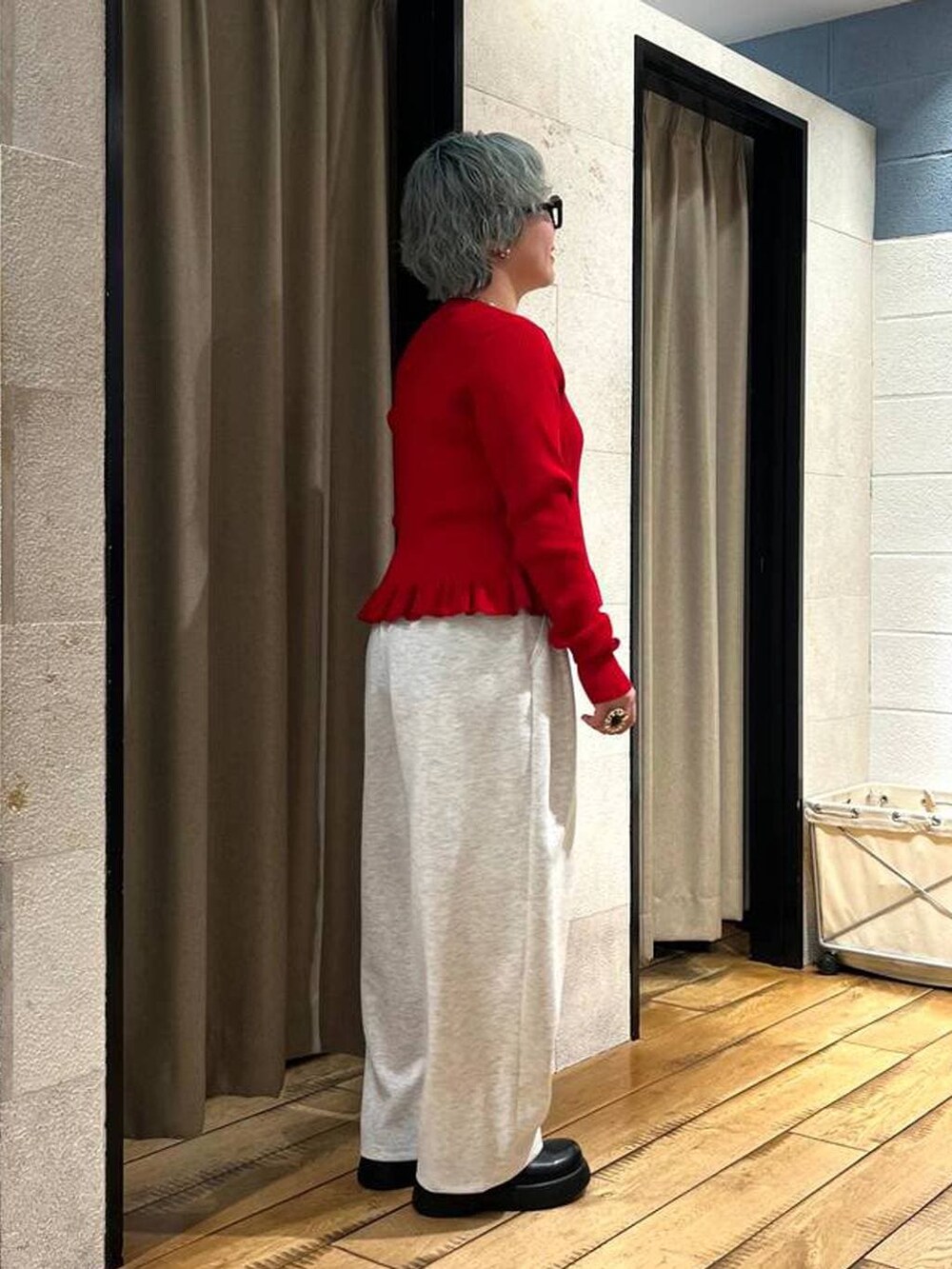 グレー系のスウェットパンツ、ブラック系のサンダル、レッド系のTシャツ/カットソーを着用したレディースの冬コーディネートの4枚目の写真