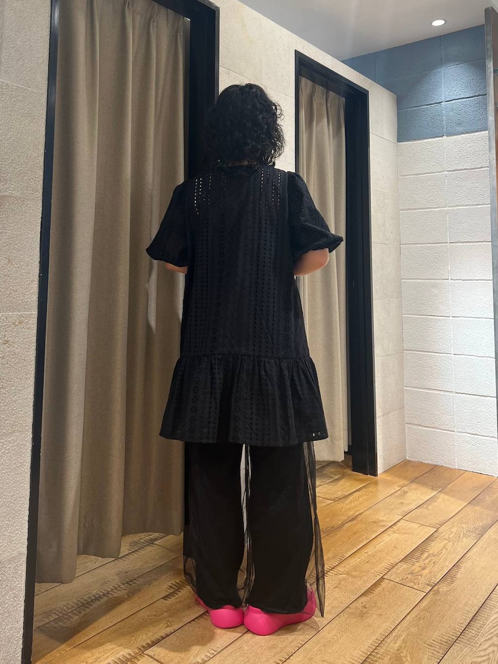 ピンク系のサンダル、ブラック系のその他パンツ、ブラック系のその他パンツを着用したレディースの夏コーディネートの3枚目の写真