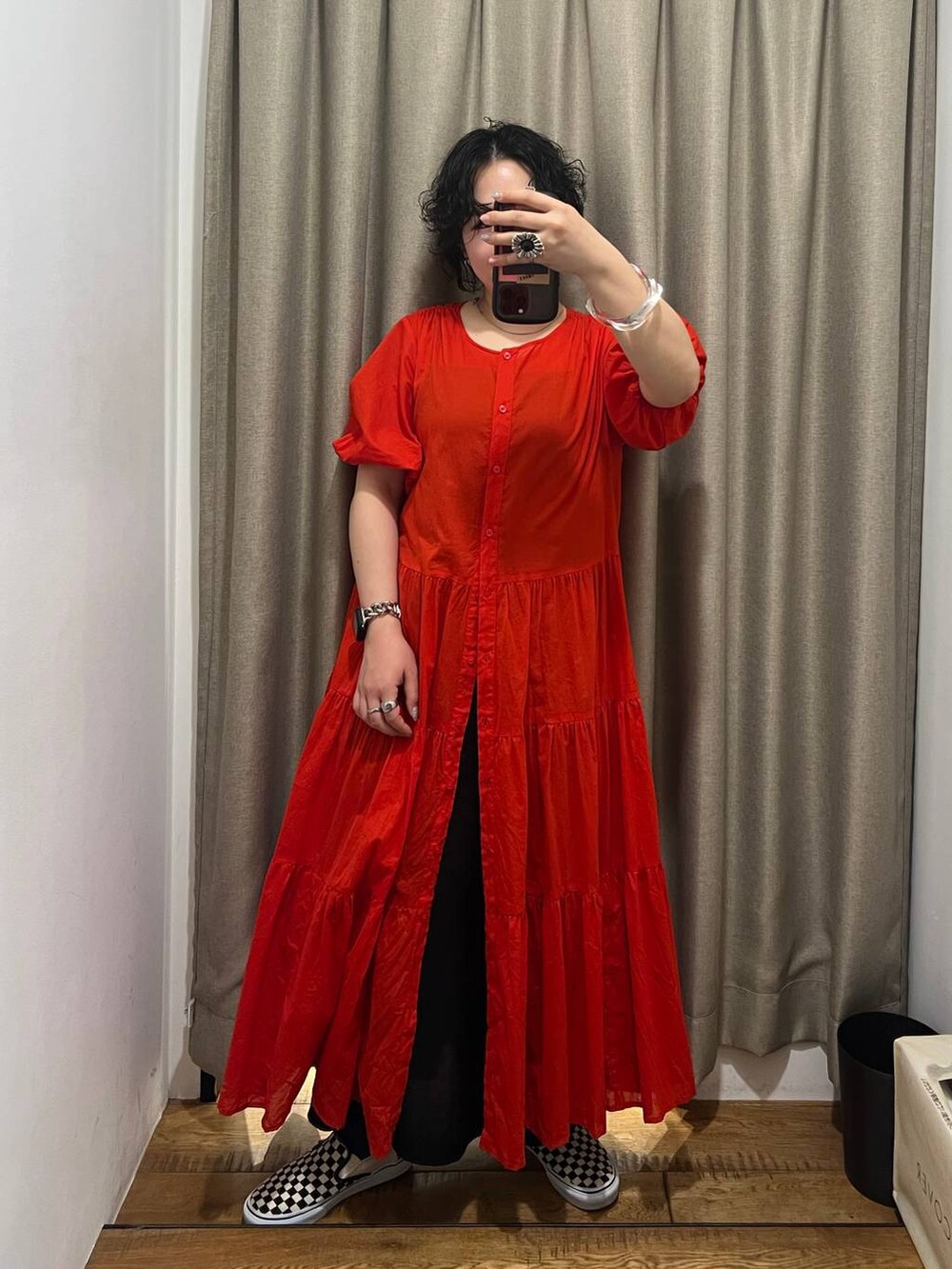 ブラック系のTシャツ/カットソー、ブラック系のワンピース、レッド系のワンピースを着用したレディースの春コーディネートの2枚目の写真