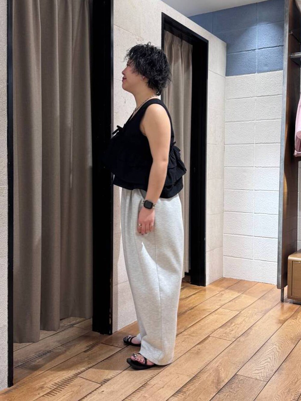 グレー系のスウェットパンツ、ブラック系のサンダル、ブラック系のシャツ/ブラウスを着用したレディースの夏コーディネートの2枚目の写真