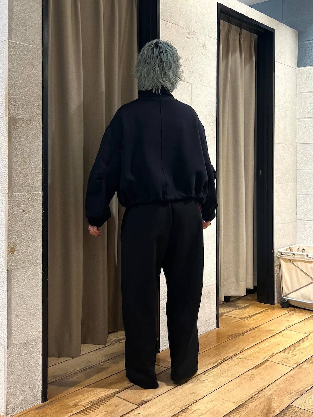 ブラック系のスウェットパンツ、ブラック系のパンプス、レッド系のボディバッグ/ウエストポーチを着用したレディースの冬コーディネートの3枚目の写真