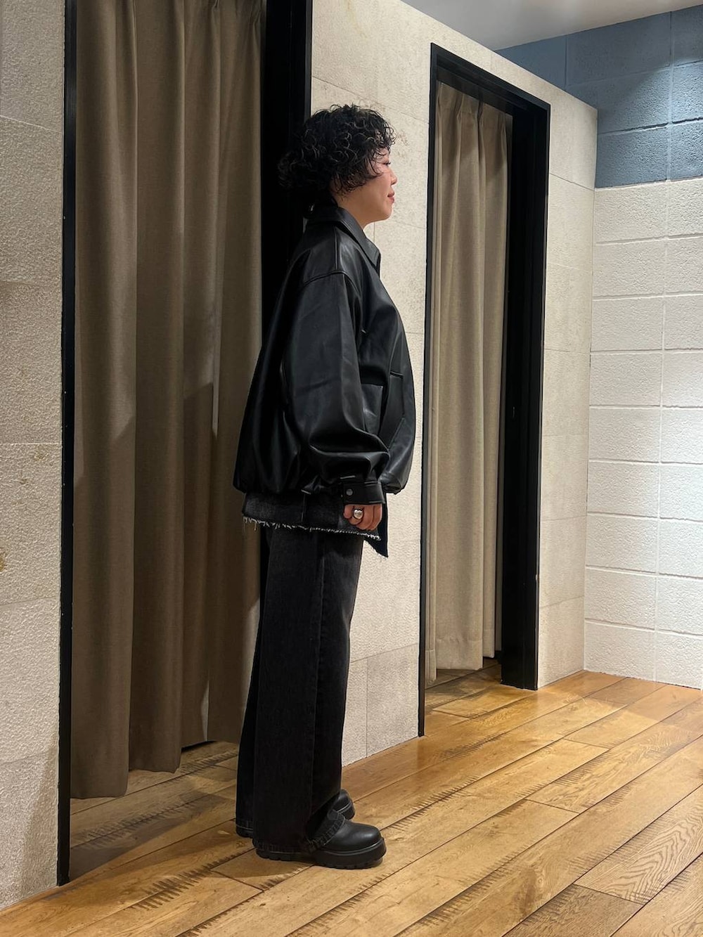 ブラック系のブーツ、ブラック系のデニムパンツ、ブラック系のデニムパンツを着用したレディースの秋コーディネートの4枚目の写真