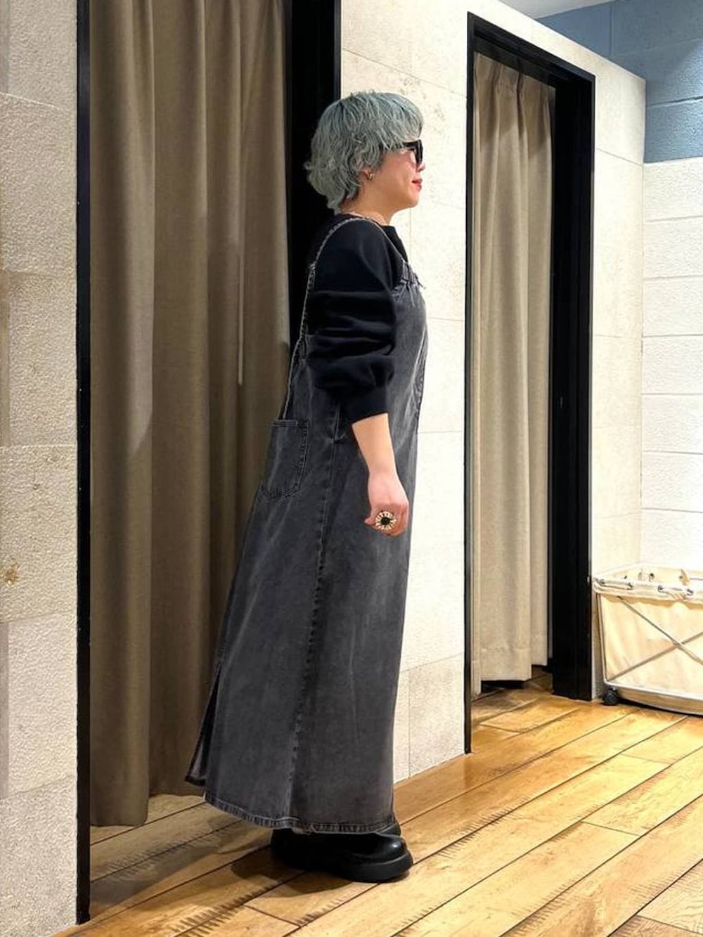 ブラック系のサンダル、ブラック系のワンピース、ブラック系のスウェットを着用したレディースの冬コーディネートの4枚目の写真