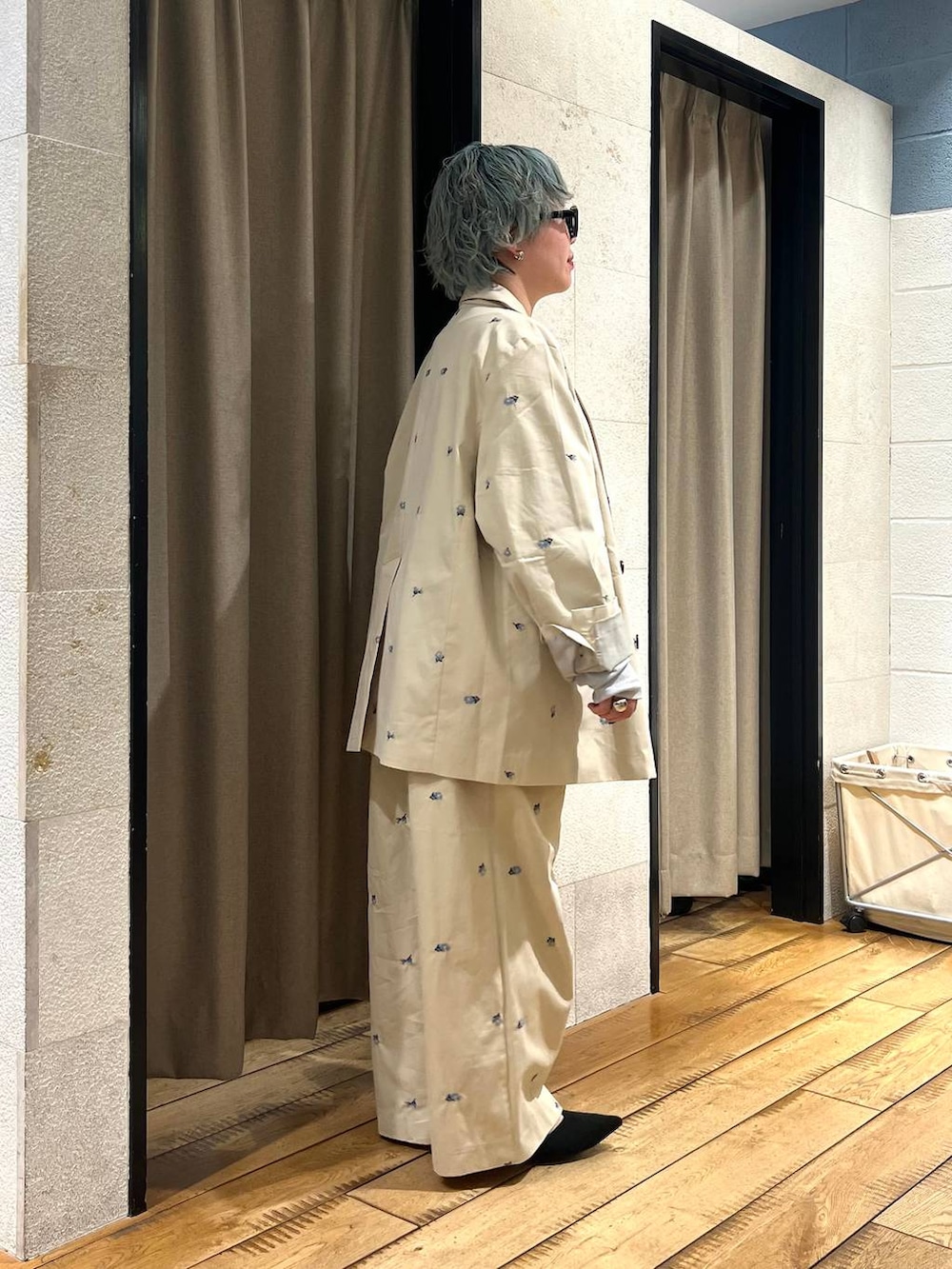 グレー系のTシャツ/カットソー、ブラック系のパンプス、ベージュ系のその他アウターを着用したレディースの冬コーディネートの4枚目の写真