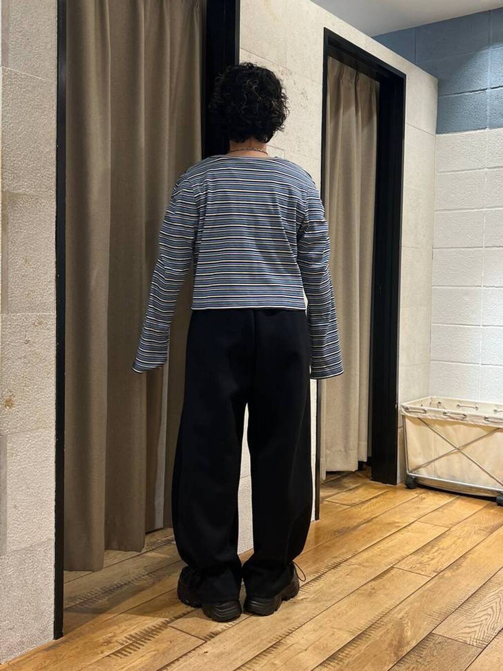ブラック系のスウェットパンツ、ブルー系のカーディガン/ボレロ、ブラック系のローファーを着用したレディースの秋コーディネートの3枚目の写真