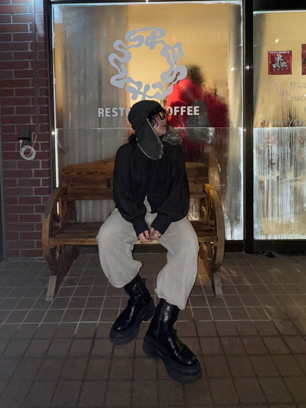 ブラック系のカーディガン/ボレロ、ブラック系のブーツ、グレー系のスウェットパンツを着用したレディースの冬コーディネートの3枚目の写真