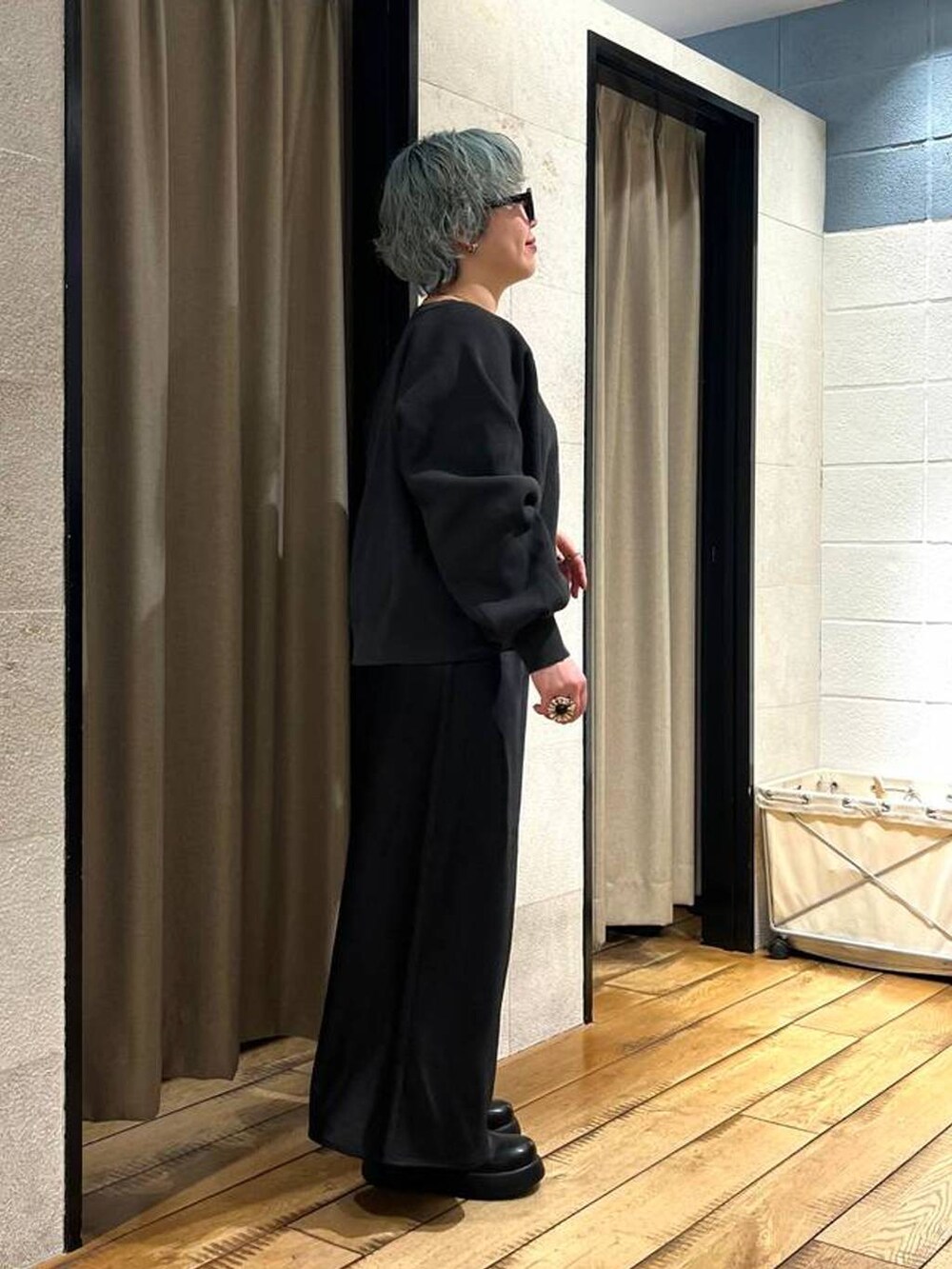 ブラック系のスカート、ブラック系のサンダル、グレー系のカーディガン/ボレロを着用したレディースの冬コーディネートの4枚目の写真