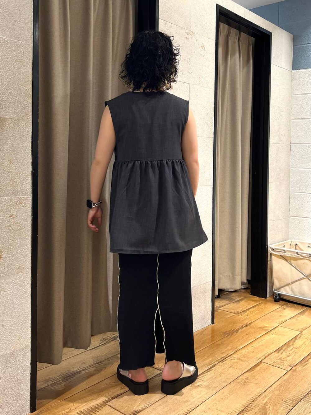 ブラック系のTシャツ/カットソー、シルバー系のサンダル、グレー系のその他アウターを着用したレディースの夏コーディネートの3枚目の写真