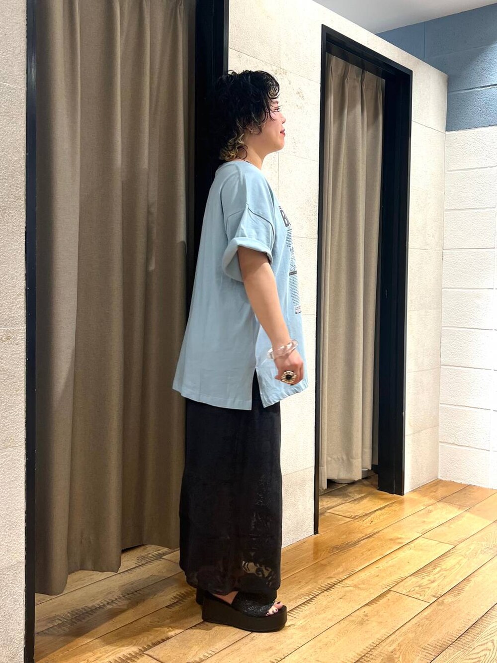 ブラック系のサンダル、ブラック系のスカート、ブルー系のTシャツ/カットソーを着用したレディースの夏コーディネートの4枚目の写真