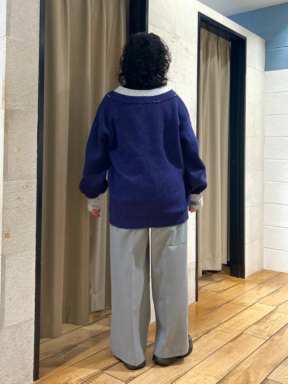 ブラック系のニット/セーター、ブラック系のブーツ、グレー系のサロペット/オーバーオールを着用したレディースの冬コーディネートの3枚目の写真