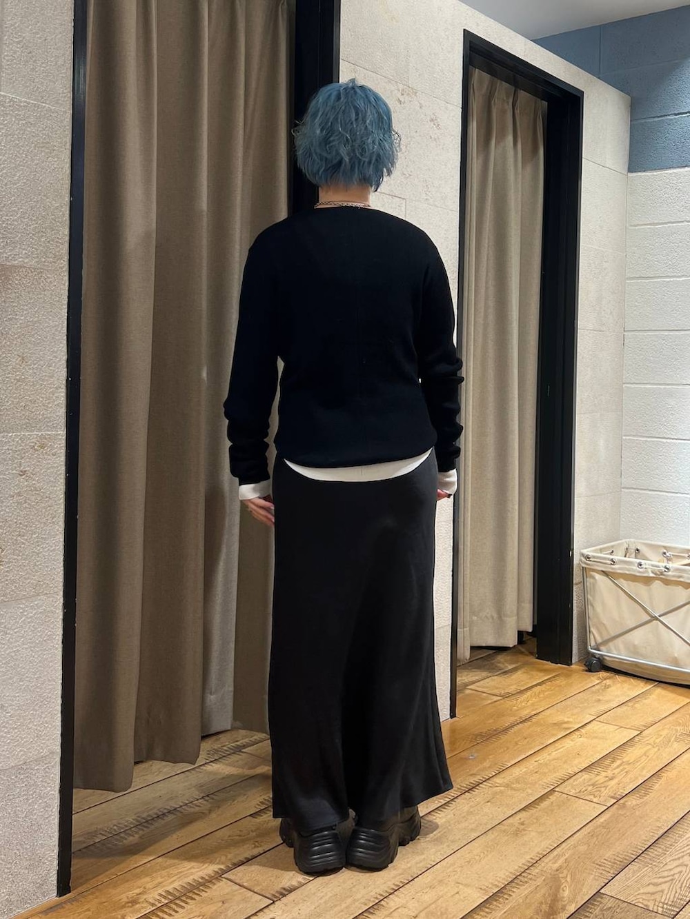 ブラック系のブーツ、ブラック系のスカート、ブラック系のニット/セーターを着用したレディースの冬コーディネートの3枚目の写真