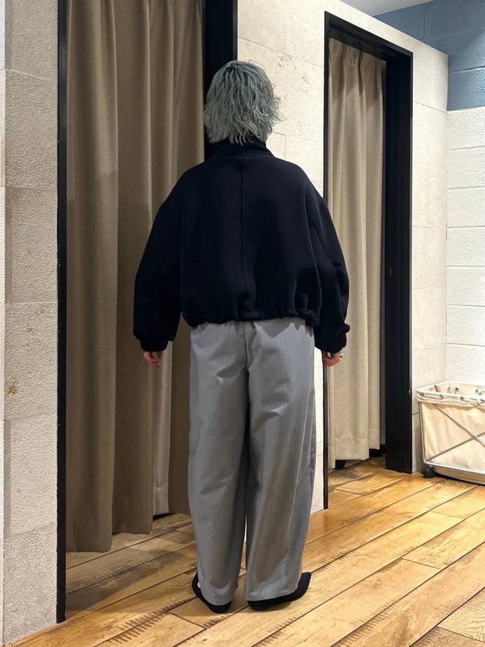 グレー系のその他パンツ、ブラック系のパンプス、ブラック系のスウェットを着用したレディースの冬コーディネートの3枚目の写真