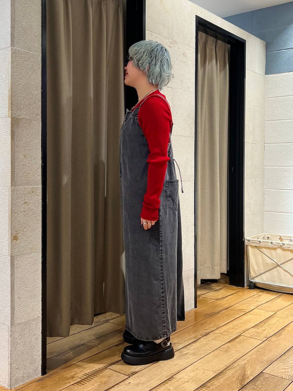 ブラック系のサンダル、ブラック系のワンピース、レッド系のTシャツ/カットソーを着用したレディースの冬コーディネートの2枚目の写真