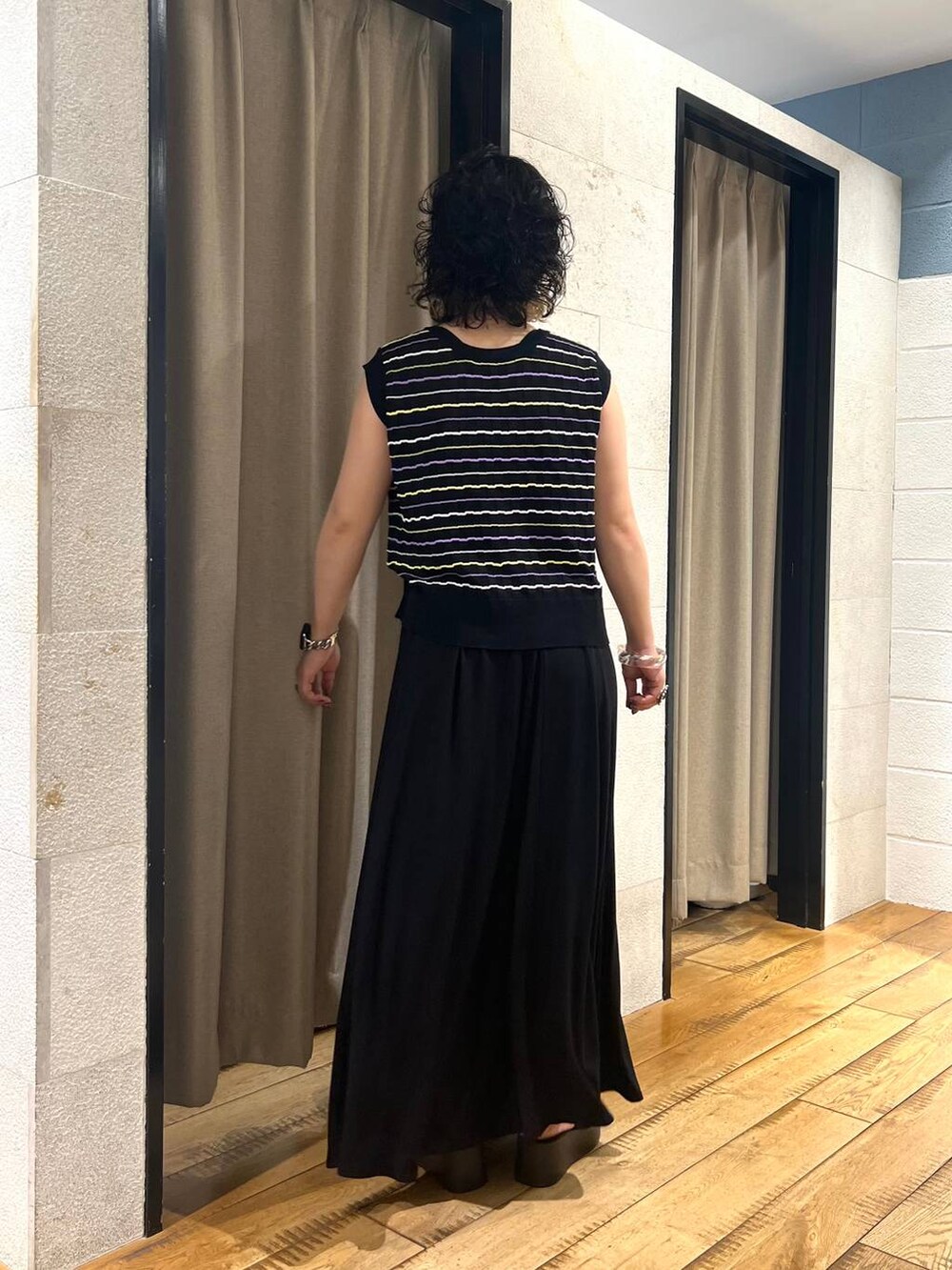 ブラック系のサンダル、ブラック系のスカート、ブラック系のTシャツ/カットソーを着用したレディースの夏コーディネートの3枚目の写真