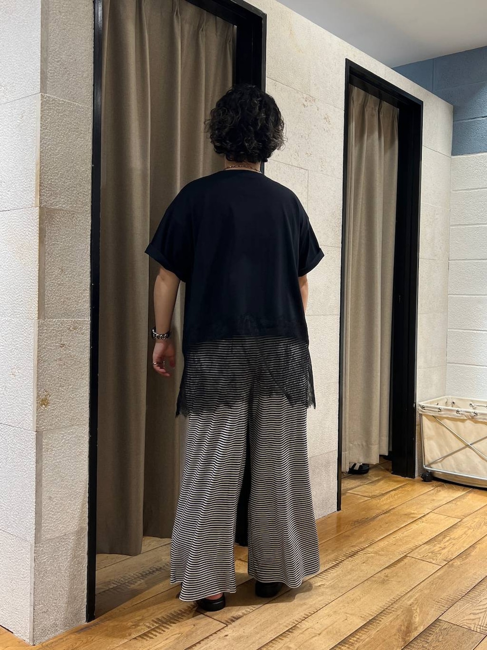 ホワイト系のその他パンツ、ブラック系のサンダル、ブラック系のTシャツ/カットソーを着用したレディースの夏コーディネートの3枚目の写真