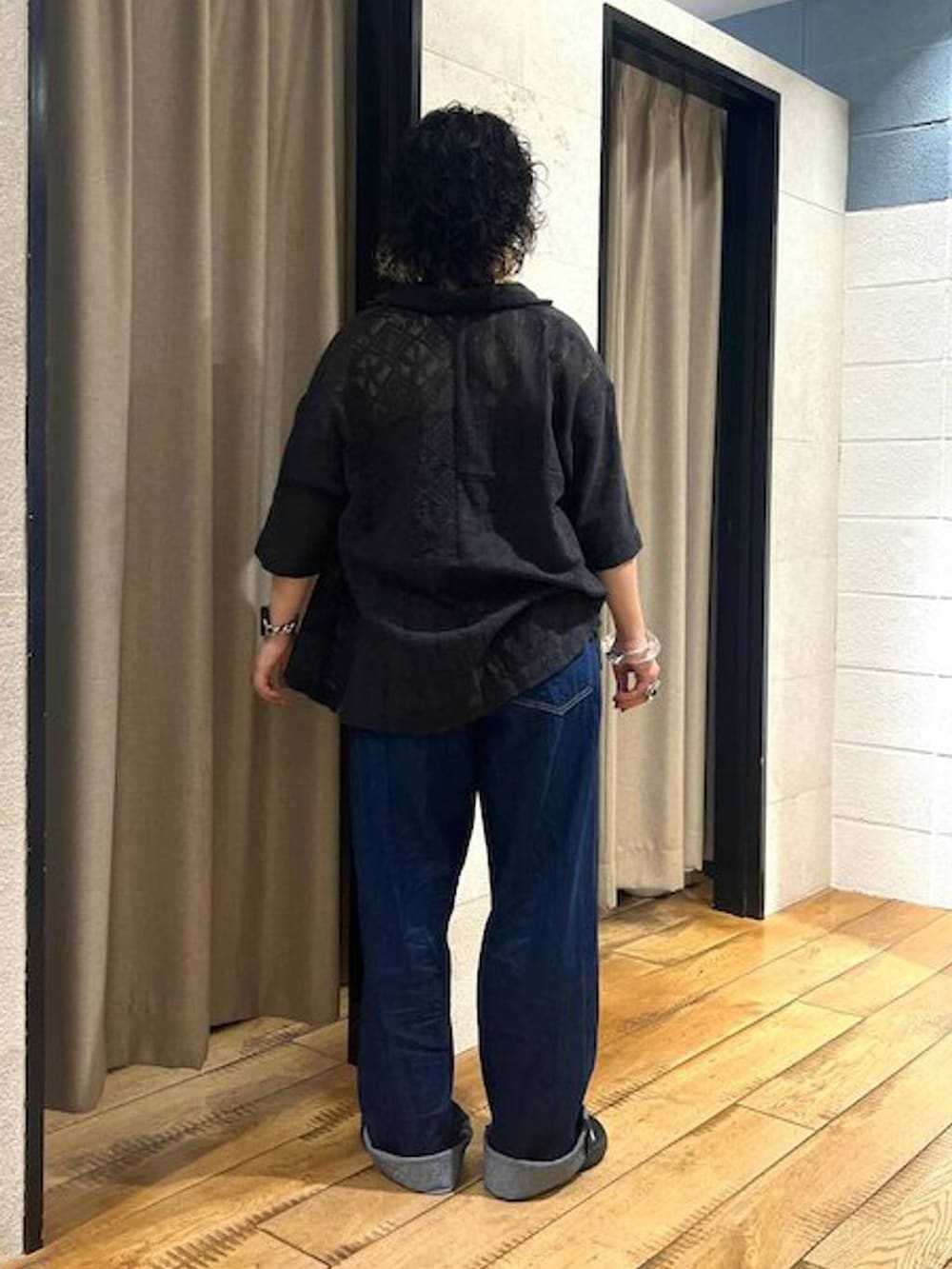 ブラック系のシャツ/ブラウス、ブルー系のデニムパンツ、グリーン系のバンダナ/スカーフを着用したレディースの夏コーディネートの3枚目の写真