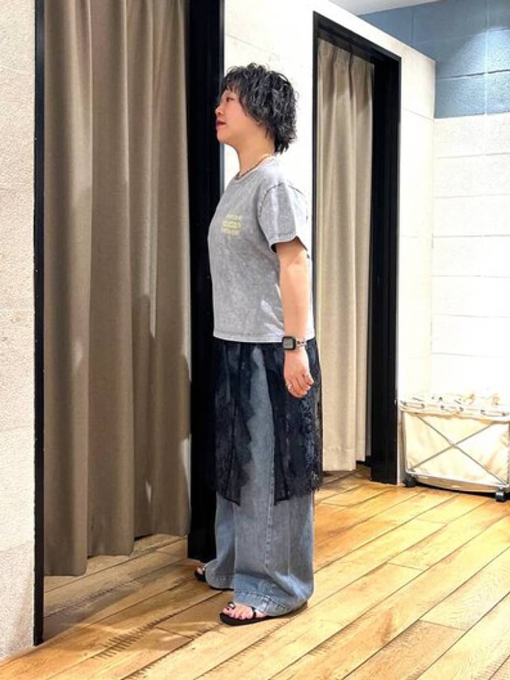 ブラック系のサンダル、ブルー系のデニムパンツ、ブラック系のワンピースを着用したレディースの夏コーディネートの2枚目の写真